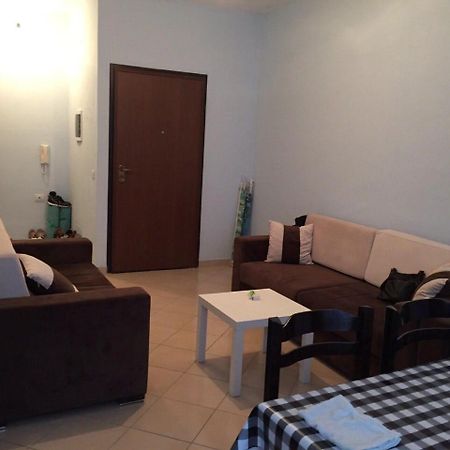 Tulipani Apartments Near Promenade ซารานเดอ ภายนอก รูปภาพ